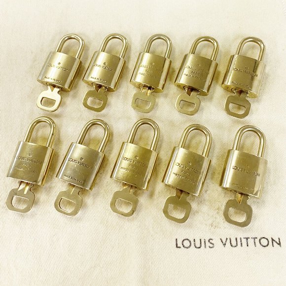Authentic LOUIS VUITTON LV 10 SET PADLOCK CADENA KEY BAG CHARM GOLD - Picture 1 of 4